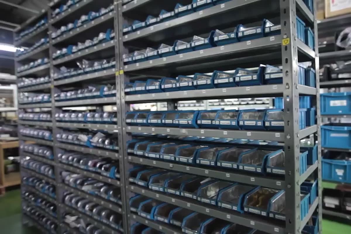Prateleiras do almoxarifado de componentes eletrônicos da VRI