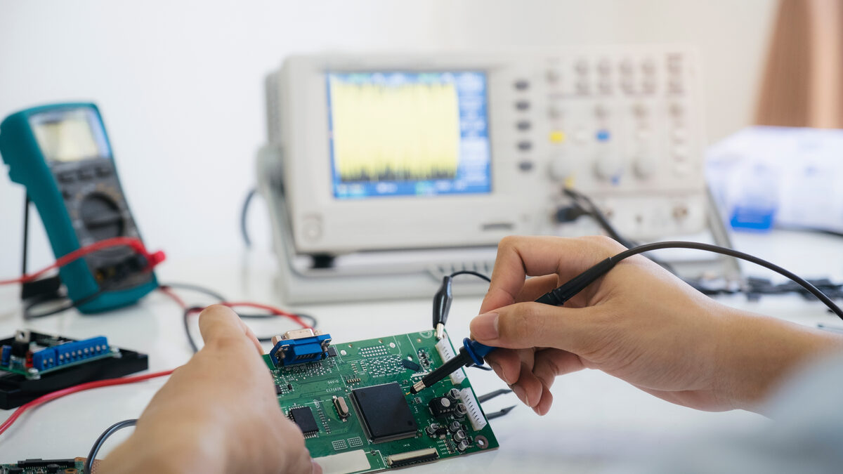 Técnico verificando um dispositivo eletrônico de precisão