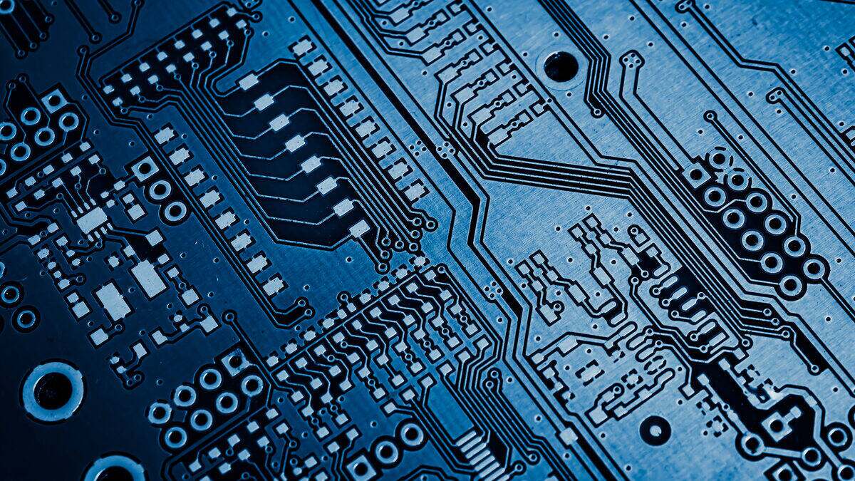 Placa de circuito impresso azul com detalhes finos e contatos dourados